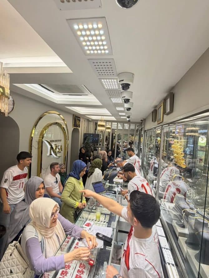 Nisa Kuyumculuk mağaza içi müşteri anı